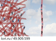 Organized business concept as a group of confused people on tangled ladders in chaos with another organization working together as a coordinated team to form an efficient solution with 3D illustration elements. Стоковое фото, агентство Ingram Publishing / Фотобанк Лори