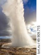 strokkur geysir hot spring Eruption in golden circle  Iceland. Стоковое фото, агентство Ingram Publishing / Фотобанк Лори