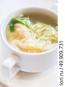 Shrimps Wonton dumpling Soup, groumet chinese cuisine. Стоковое фото, агентство Ingram Publishing / Фотобанк Лори