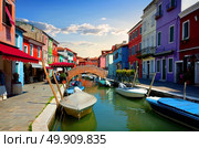 Bright colorful houses and water street in Burano, Italy. Стоковое фото, агентство Ingram Publishing / Фотобанк Лори