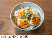 Hotate on rice with uni sauce, Grilled fried scallop rice, gourmet japanese cuisine. Стоковое фото, агентство Ingram Publishing / Фотобанк Лори