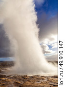 strokkur geysir hot spring Eruption in golden circle  Iceland. Стоковое фото, агентство Ingram Publishing / Фотобанк Лори