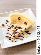 Crape with green tea ice cream with chocolate sauce. Стоковое фото, агентство Ingram Publishing / Фотобанк Лори