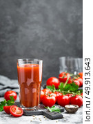 tomatoes; food; red; fresh; background; vegetable; ripe; organic; healthy; cherry; vegetarian; ingredient; green; natural; juice; juicy; raw; closeup; nutrition; tasty; cut; drinking; table; cuisine; delicious; kitchen; cherry tomatoes; cherry tomato; tomato juice; tomato juice glass; glass; slice; vitamin; freshness; fresh tomato; diet; tomatos; small; gourmet; tomato; drink; beverage; healthy; liquid; smoothie; detox; cocktail; bloody mary; bloody mary cocktail;. Tomato juice and fresh tomatoes. Стоковое фото, агентство Ingram Publishing / Фотобанк Лори
