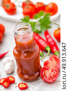 Tomato ketchup, chilli sauce, tomatos puree with chili pepper, tomatoes and garlic. Стоковое фото, агентство Ingram Publishing / Фотобанк Лори