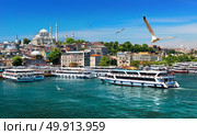 Touristic boats in Golden Horn bay of Istanbul and view on Suleymaniye mosque, Turkey. Стоковое фото, агентство Ingram Publishing / Фотобанк Лори