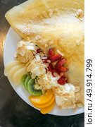 Exotic Fruit crape with ice cream. Стоковое фото, агентство Ingram Publishing / Фотобанк Лори