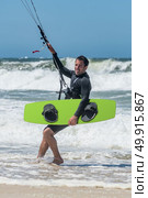 Kiteboarder enjoy surfing on a sunny day. Стоковое фото, агентство Ingram Publishing / Фотобанк Лори