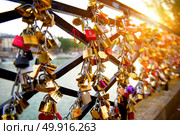 Locks of love on the bridge in Paris, France. Стоковое фото, агентство Ingram Publishing / Фотобанк Лори