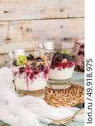 Yogurt desert with raspberries, blackberry and mint. Стоковое фото, агентство Ingram Publishing / Фотобанк Лори