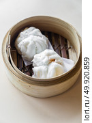 Chinese dim sum BBQ Pork Bun - Steamed Chinese groumet cuisine. Стоковое фото, агентство Ingram Publishing / Фотобанк Лори