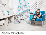 4  year-old girl near firtree with guitar. Стоковое фото, агентство Ingram Publishing / Фотобанк Лори