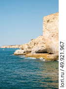 Summer Atlantic ocean rocky coastline near Carvoeiro town, Lagoa, Algarve - Portugal. Стоковое фото, агентство Ingram Publishing / Фотобанк Лори
