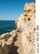 Summer Atlantic ocean rocky coastline near Carvoeiro town, Lagoa, Algarve - Portugal. Стоковое фото, агентство Ingram Publishing / Фотобанк Лори