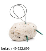 Beige knitting wool or yarn with knitting needles. Стоковое фото, агентство Ingram Publishing / Фотобанк Лори