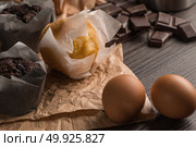 Homemade muffins with chocolate and baking ingredients. Стоковое фото, агентство Ingram Publishing / Фотобанк Лори