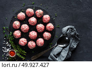 Raw meatballs on dark background, top view. Стоковое фото, агентство Ingram Publishing / Фотобанк Лори
