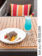 Slow cook roasted Rib with grilled vegetable and cocktail. Стоковое фото, агентство Ingram Publishing / Фотобанк Лори