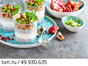 Layered chia pudding parfait with kiwi fruit, pomegranate, granola and yogurt, healthy breakfast. Стоковое фото, агентство Ingram Publishing / Фотобанк Лори
