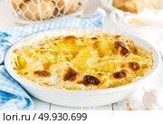 Baked potato gratin with garlic, cream and parmesan cheese. Стоковое фото, агентство Ingram Publishing / Фотобанк Лори
