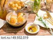 Bread on dinning table for dinner. Стоковое фото, агентство Ingram Publishing / Фотобанк Лори
