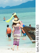 Phuket, THAILAND - March  4, 2017. A tourist wearing a bikini swim in the sea in Phuket. Редакционное фото, агентство Ingram Publishing / Фотобанк Лори