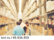 Blurred image of shelf in modern distribution warehouse or storehouse. Defocused background of industrial warehouse interior aisle. Стоковое фото, агентство Ingram Publishing / Фотобанк Лори