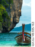 KRABI,THAILAND - MAY 6, 2017: Tourists enjoying the beautiful miracle beach & crystal clear water at Koh Kai, Koh Tub & Koh Mor, Krabi, Thaiand. Редакционное фото, агентство Ingram Publishing / Фотобанк Лори