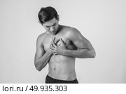 Young man has heart attack isolated on white background. Стоковое фото, агентство Ingram Publishing / Фотобанк Лори