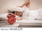 Man hand turns off the alarm clock waking up at morning . . Man hand turns off the alarm clock waking up at morning . . Стоковое фото, агентство Ingram Publishing / Фотобанк Лори