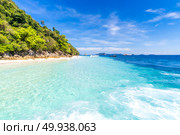 Tropical white sand beach at snoekel point from speed boat at andaman sea indian ocean Myanmar and Thailand. Стоковое фото, агентство Ingram Publishing / Фотобанк Лори