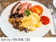 Full English Breakfast on Table with coffee. Стоковое фото, агентство Ingram Publishing / Фотобанк Лори