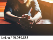 Praying woman sitting on bench. Стоковое фото, агентство Ingram Publishing / Фотобанк Лори