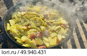 Жареная картошка с мясом на костре в казане. Стоковое фото, фотограф Антон Моргунов / Фотобанк Лори