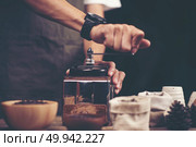 Making brewed coffee from steaming filter drip style. Стоковое фото, агентство Ingram Publishing / Фотобанк Лори