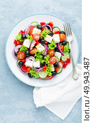 Greek salad of fresh cucumber, tomato, sweet pepper, lettuce, red onion, feta cheese and olives with olive oil. Стоковое фото, агентство Ingram Publishing / Фотобанк Лори