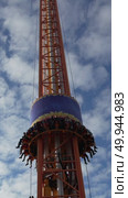 Drop Tower Ride, Amusement Park, Thrill Seekers: Vertical Ascent, High-Altitude Fun. Стоковое видео, видеограф svetograph / Фотобанк Лори