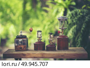 vintage coffee grinder. Стоковое фото, агентство Ingram Publishing / Фотобанк Лори