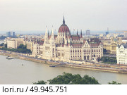 Budapest, Hungary - June 2018, The Hungarian Parliament Building, the Orszaghaz, and the River Danube in Budapest, Hungary, 29 June 2018. Стоковое фото, агентство Ingram Publishing / Фотобанк Лори