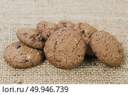 Stacked chocolate chip cookies on brown napkin. Стоковое фото, агентство Ingram Publishing / Фотобанк Лори