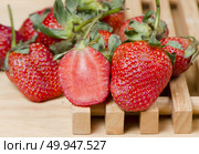 photo of delicious strawberries on wooden table background. Стоковое фото, агентство Ingram Publishing / Фотобанк Лори