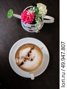 Top view cup of cappuccino on wooden table background. . Стоковое фото, агентство Ingram Publishing / Фотобанк Лори