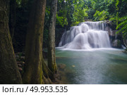 Deep forest waterfall at Erawan waterfall National Park Kanjanaburi Thailand. Стоковое фото, агентство Ingram Publishing / Фотобанк Лори
