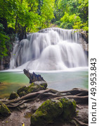 Deep forest Waterfall in Kanchanaburi, Thailand. Стоковое фото, агентство Ingram Publishing / Фотобанк Лори