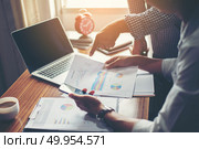 Financial,accounting,investment advisor consulting with her team at office.. Financial,accounting,investment advisor consulting with her team. Стоковое фото, агентство Ingram Publishing / Фотобанк Лори