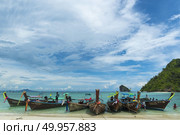 KRABI,THAILAND - MAY 7, 2016: Tourists enjoying the beautiful miracle beach & crystal clear water at Koh Kai, Koh Tub & Koh Mor, Krabi, Thaiand. Редакционное фото, агентство Ingram Publishing / Фотобанк Лори