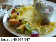 Ice-cream fruit crape. Стоковое фото, агентство Ingram Publishing / Фотобанк Лори