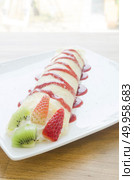 Crepes With Berries and kiwi. Crepe with Strawberry, Raspberry, Blueberry and Chocolate topping. Pancake. Crepes With Berries and kiwi. Crepe with Strawberry, Raspberry, . Стоковое фото, агентство Ingram Publishing / Фотобанк Лори