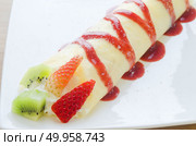 Crepes With Berries and kiwi. Crepe with Strawberry, Raspberry, Blueberry and Chocolate topping. Pancake. Crepes With Berries and kiwi. Crepe with Strawberry, Raspberry, . Стоковое фото, агентство Ingram Publishing / Фотобанк Лори
