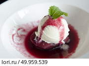 Blueberry cheesecake slice. Стоковое фото, агентство Ingram Publishing / Фотобанк Лори
